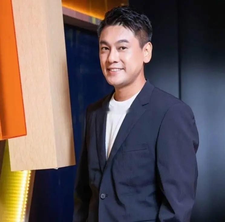 主持人问刘晓庆:“娱乐圈里，你最欣赏哪位男演员？”刘晓庆不假思索就说:“朱孝天。