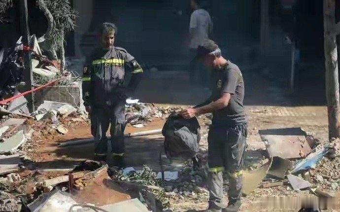 以空袭黎首都南郊致至少3人死亡、15人受伤；伊称以对黎的袭击不会没有回应新华国际