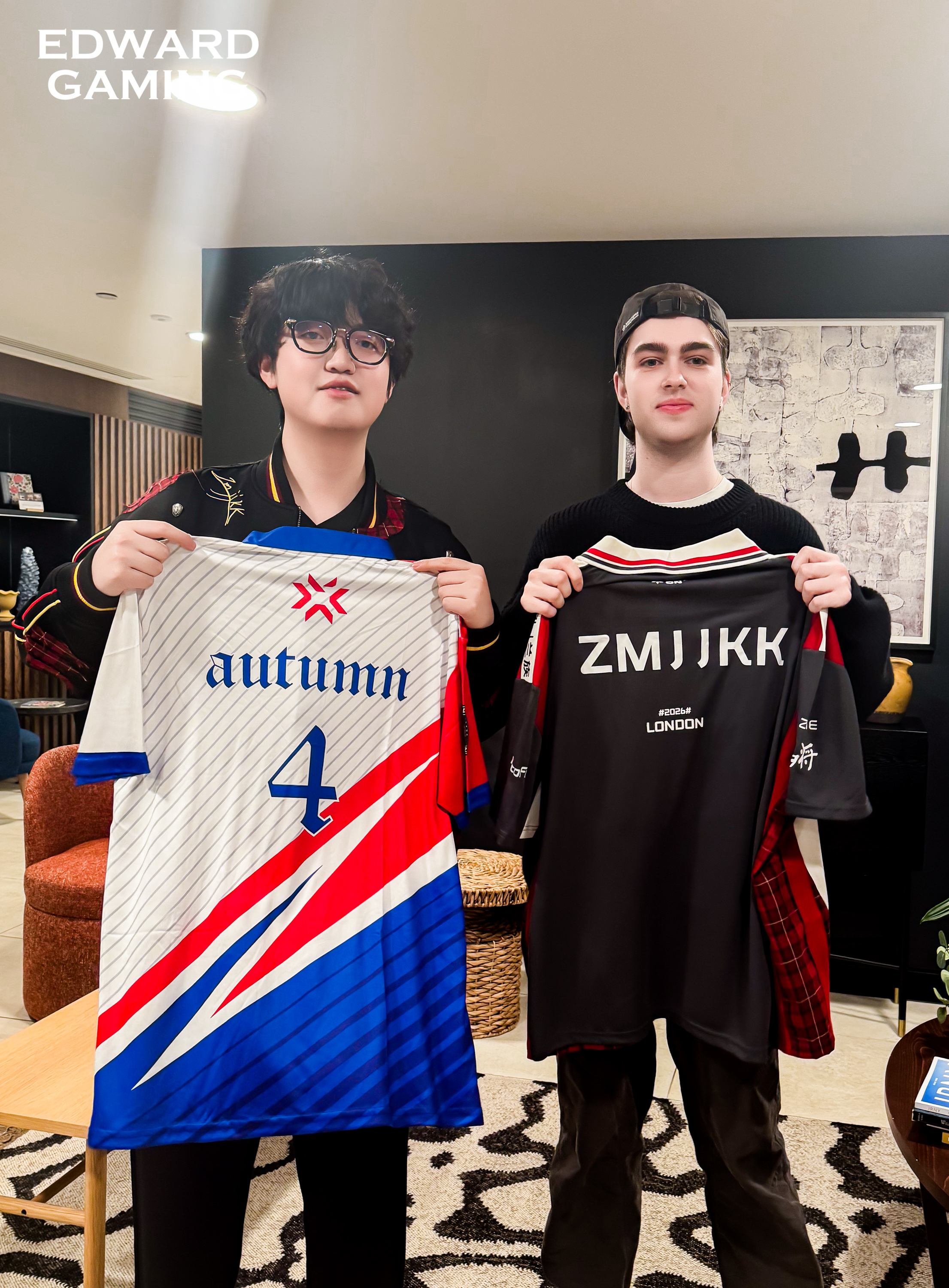 无畏契约丨260623·ZmjjKK×Autumn交换队服📷抖一抖库存：旧友同