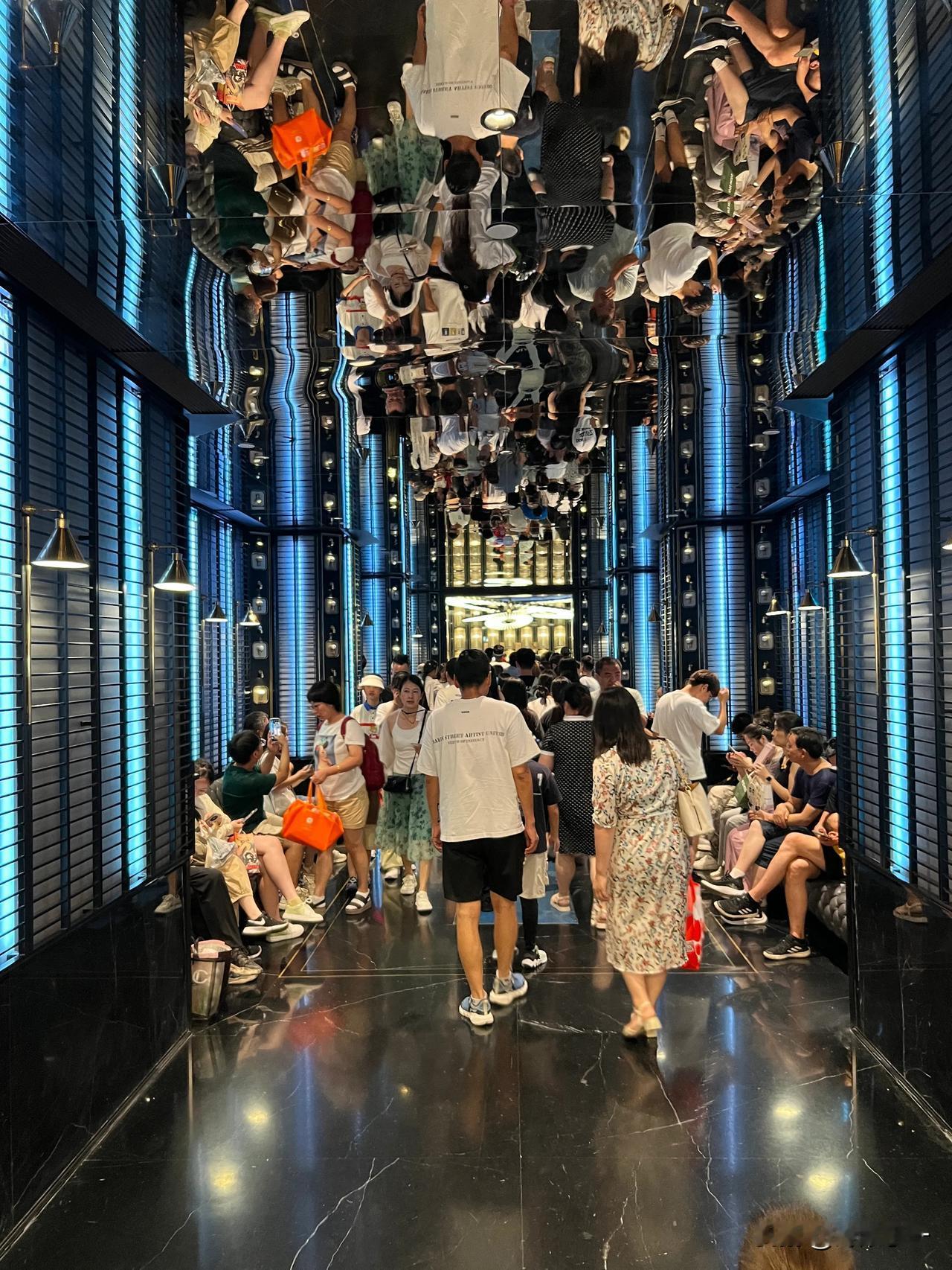 这辈子都没想过有天会去厕所打卡 
图一：造价1200W
图二：造价2000W
图