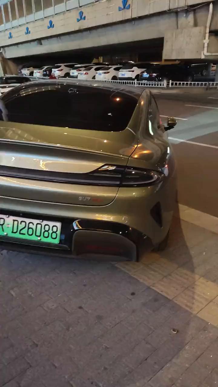 智能停车。完了，我新提的车，反正骨架挺硬，一点事没有，走保险。