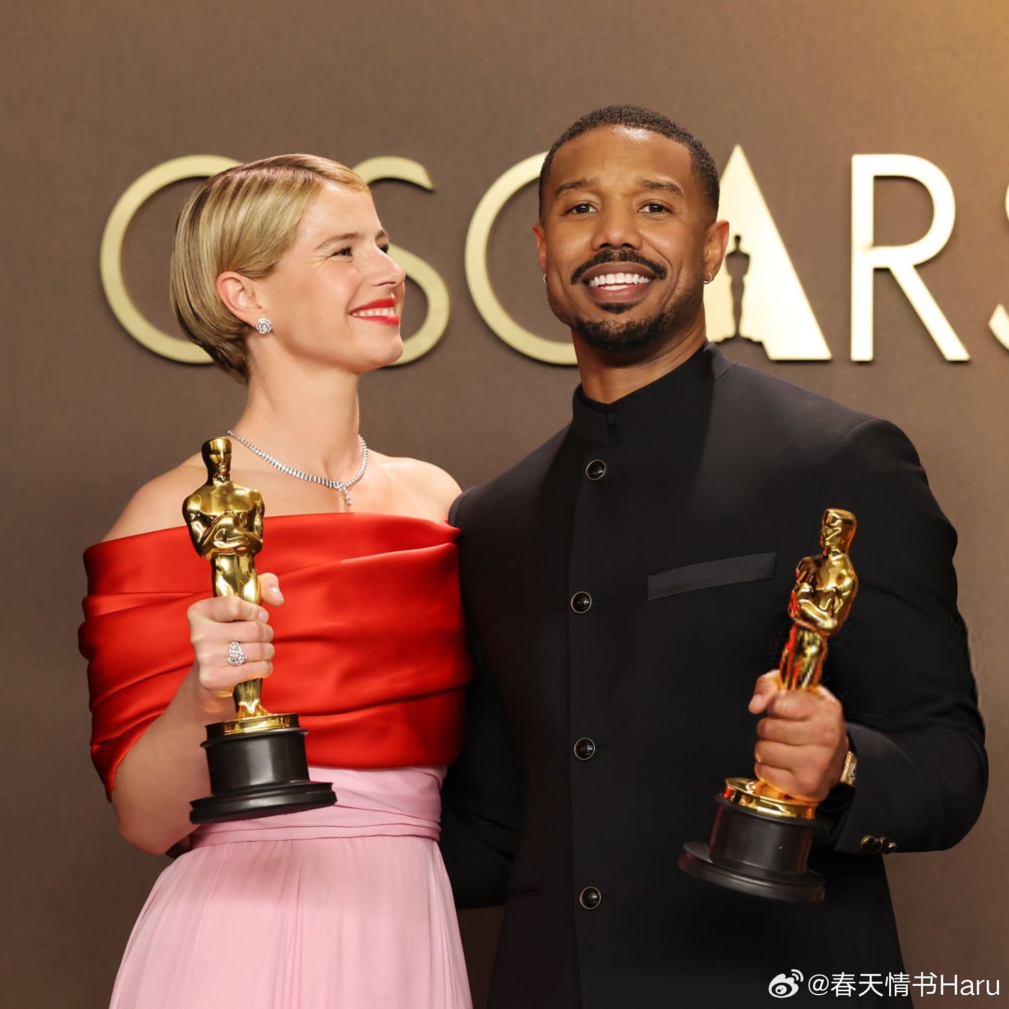 两位奥斯卡首次获奖者杰西·巴克利和迈克尔·B·乔丹的合照 