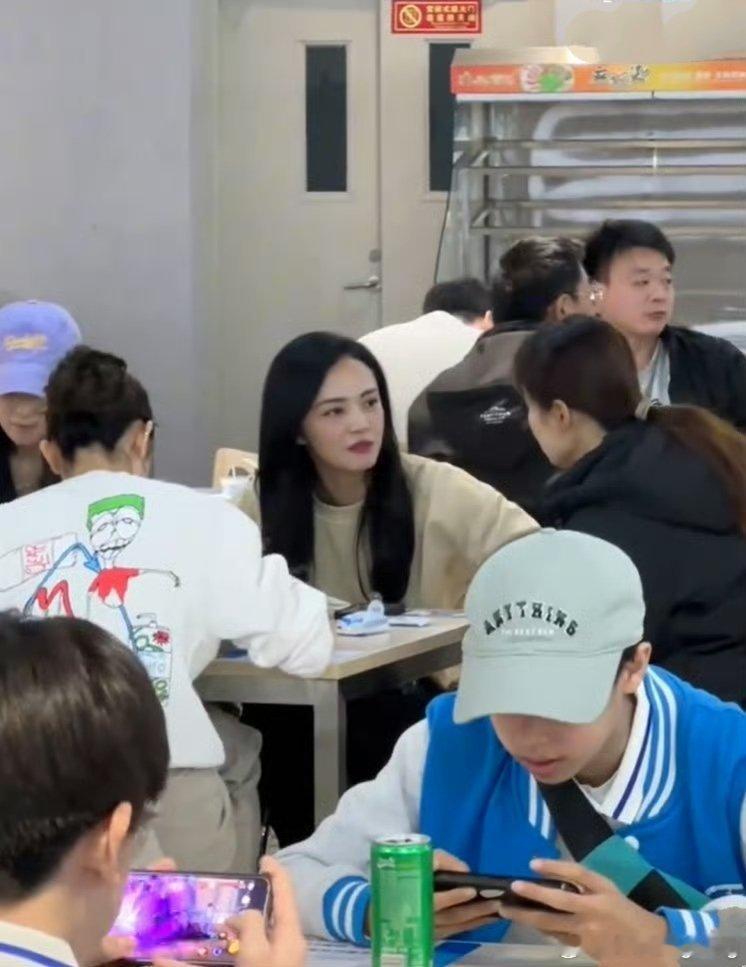 姚晨现身北京舞蹈学院，素颜状态颜值依然抗打，属于耐看型美女！ ​​​