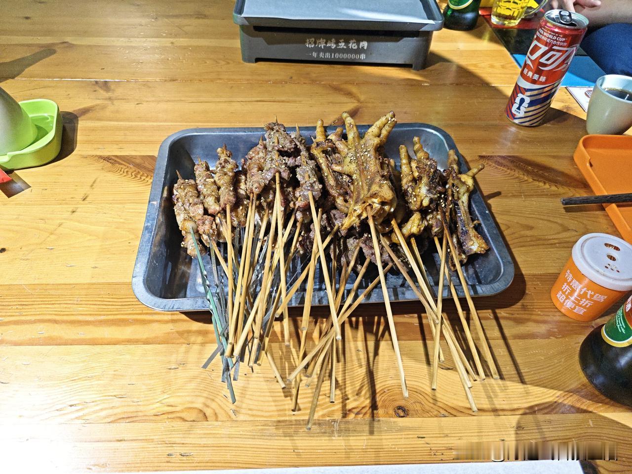 大热天的，一大早吃完饭，我老伴就急匆匆往青岛会展中心赶，原来是要去给外甥参加高考