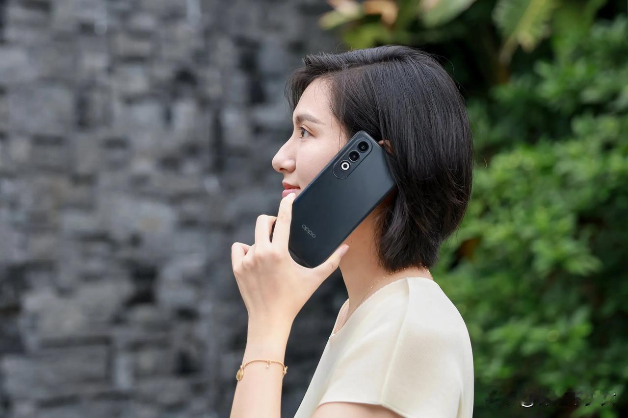 OPPO产品经理Monica真机上手OPPO K12 Plus，黑白两个颜色看起