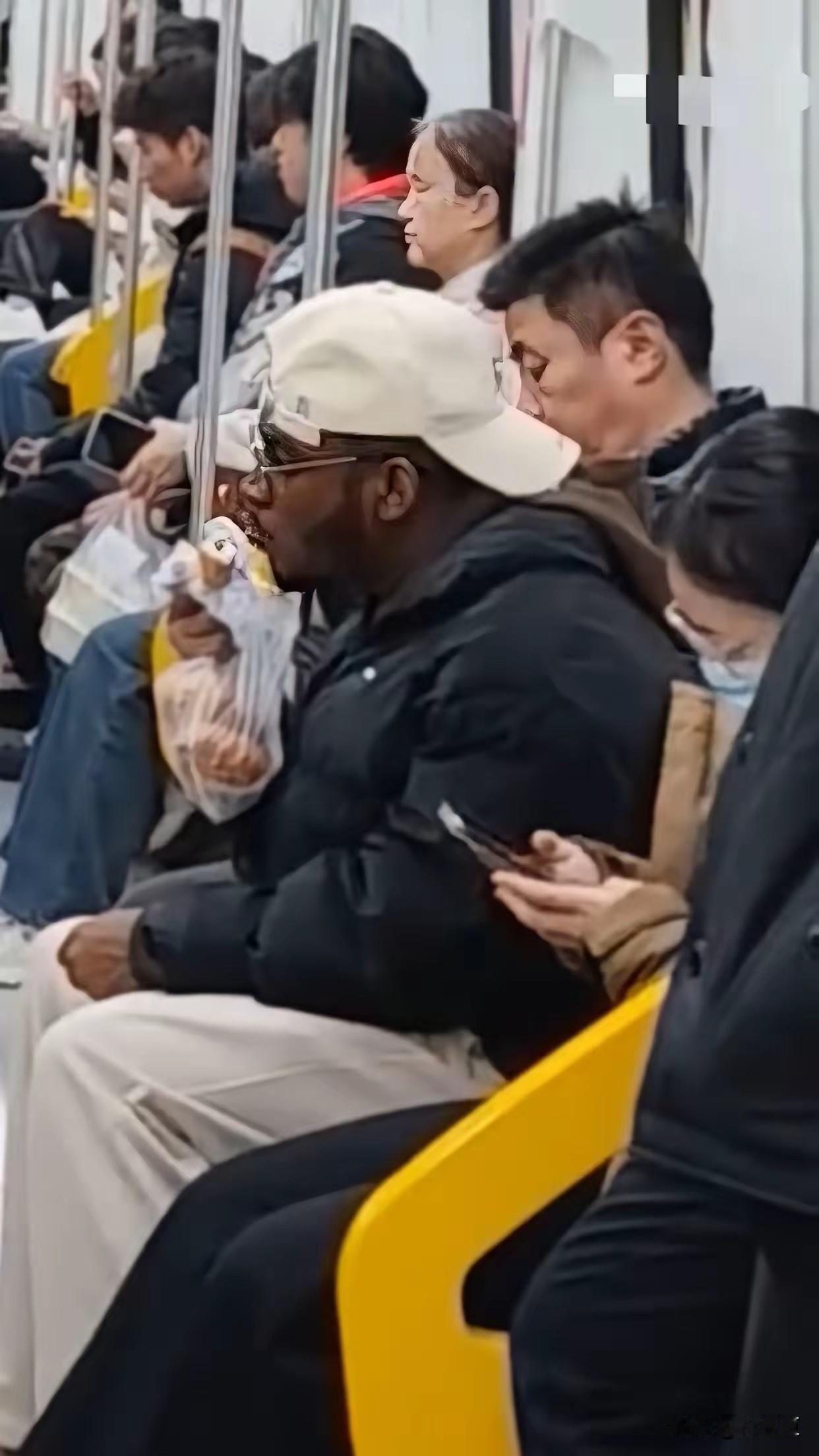 印度人地铁上吃咖喱饭，地铁工作人员或者是同车厢的乘客不知为何没有制止。
这带来的