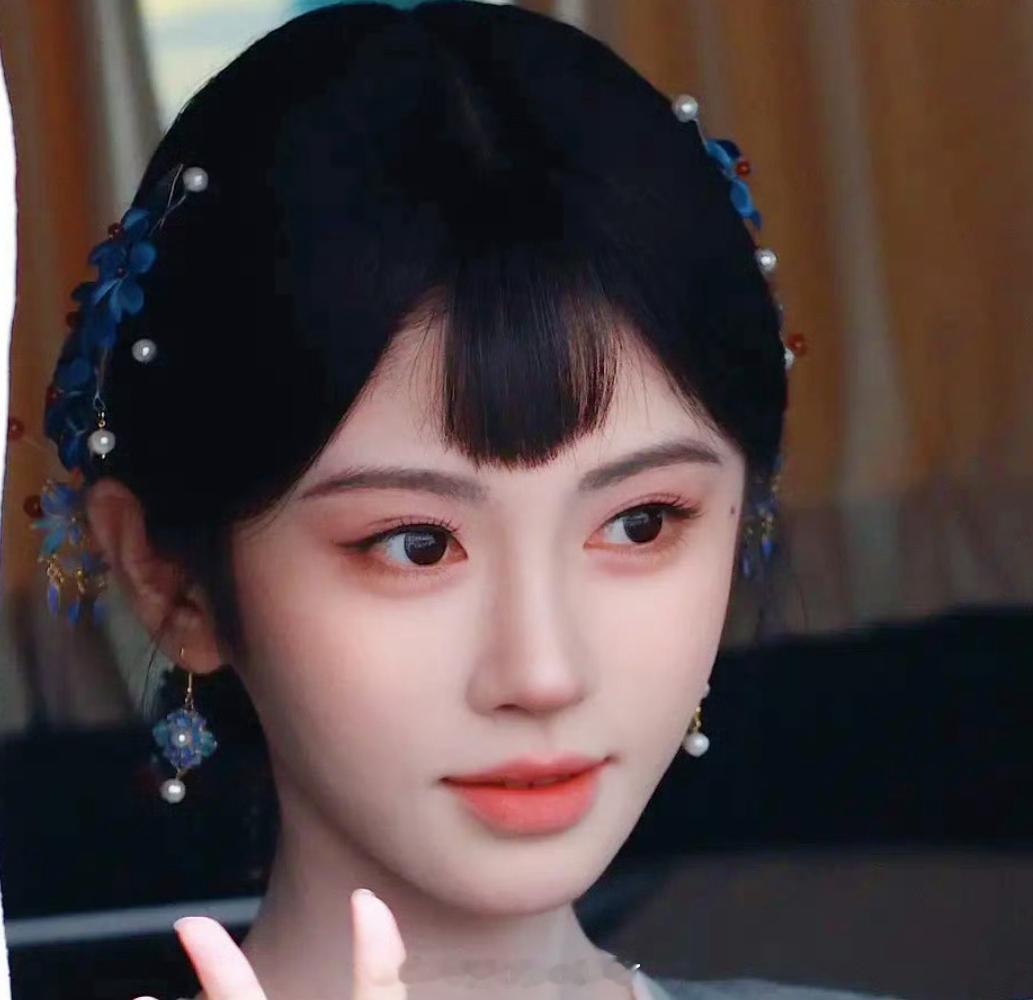 鞠婧祎万花造型，真人感好淡，假人感好重 