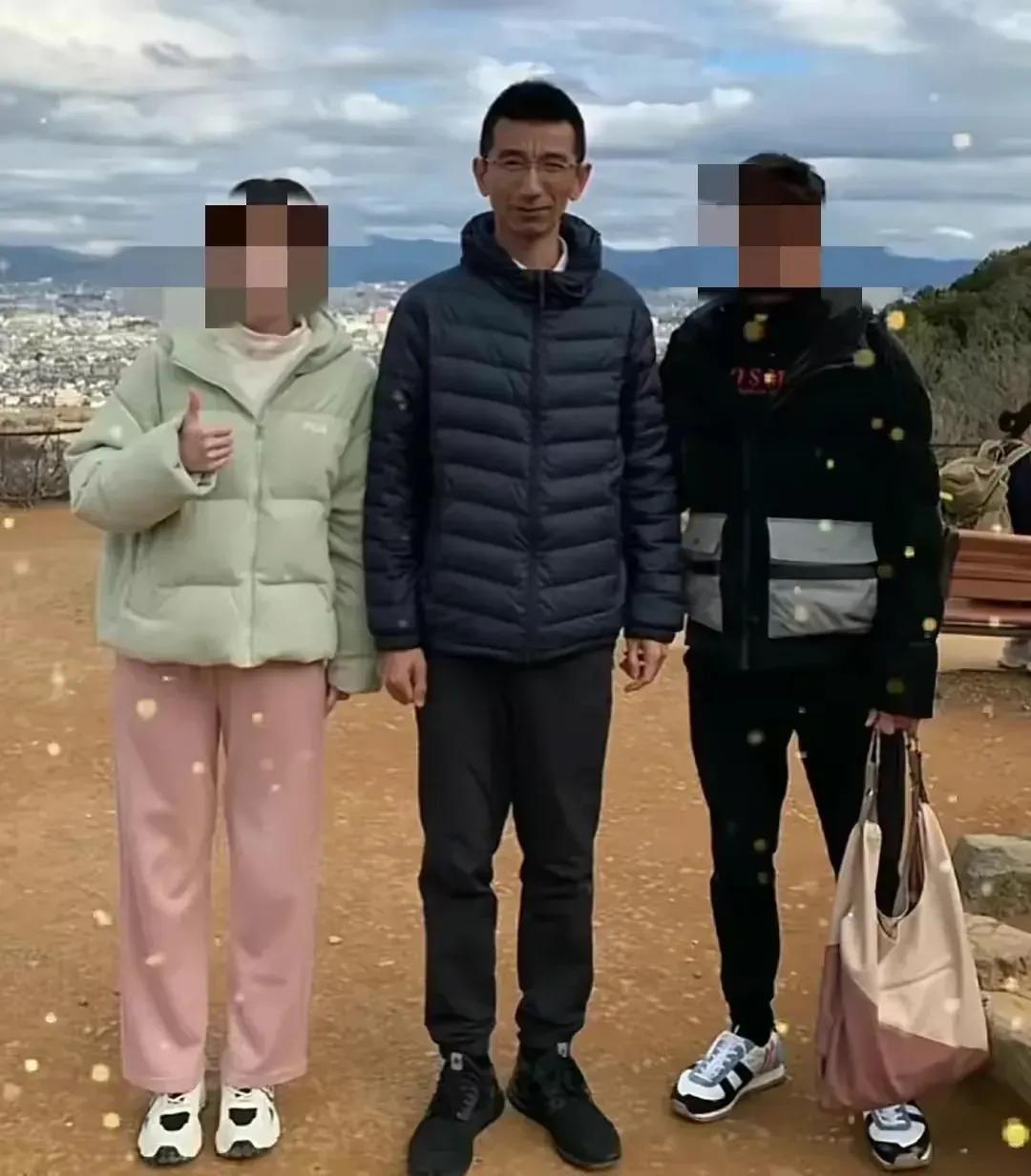 作为合伙人，俞敏洪当务之急必须要化解董宇辉和小孙之间的矛盾，是他们能精诚团结，他