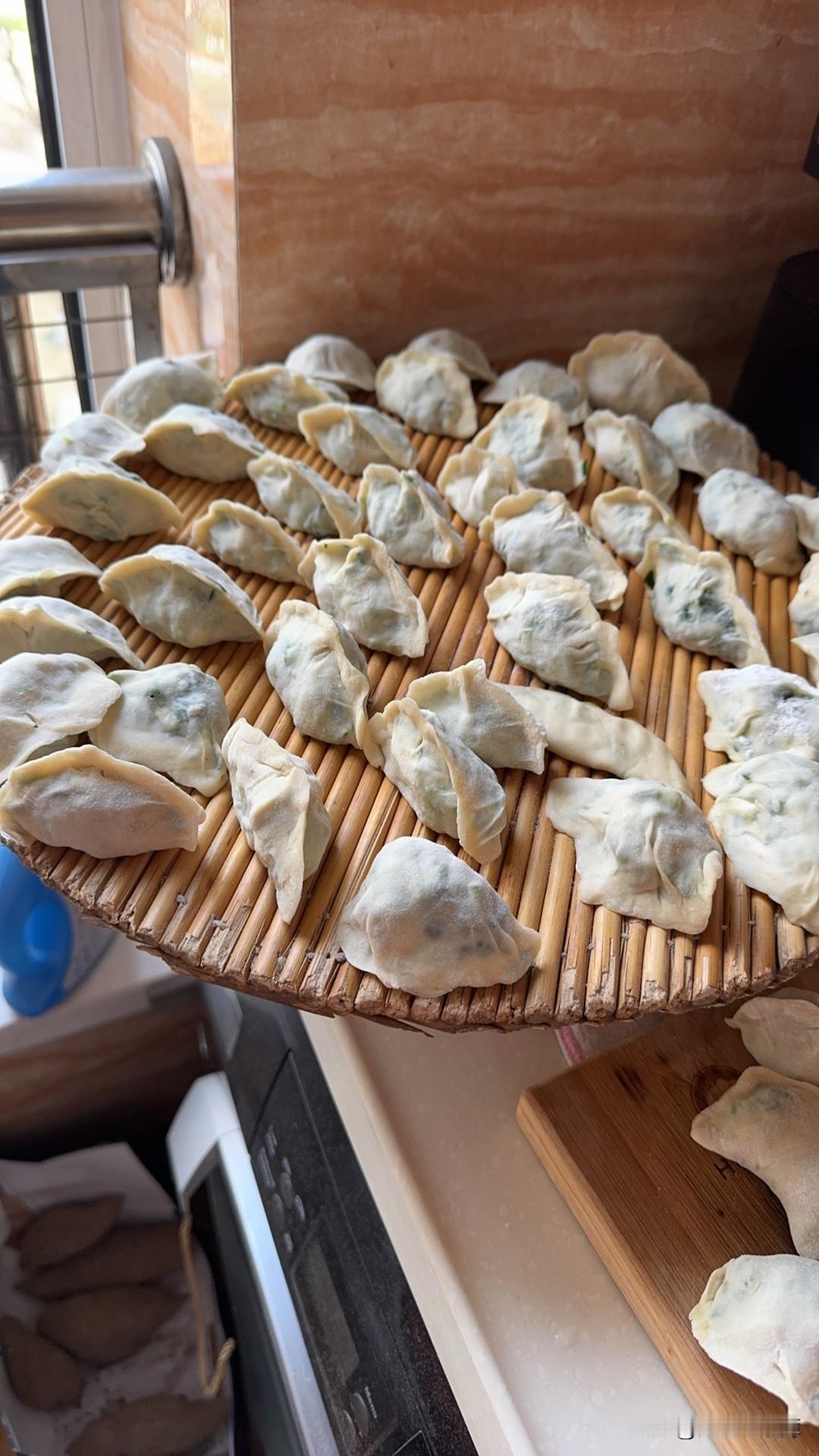 三哥挨打了。
三哥这顿打，打的不轻，打三哥的人是三哥的爹。
现在三哥跟他爹都过世