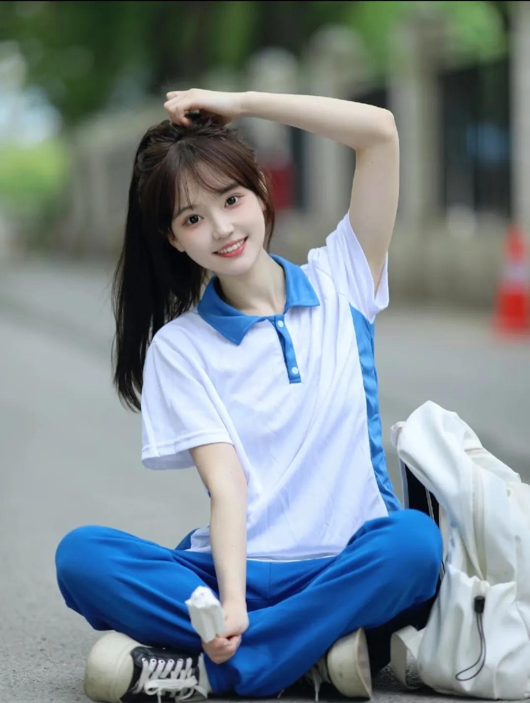 看到校园老照片，一下就回到了过去。那白墙瓦房的学校，严厉又亲切的老师，都是记忆里