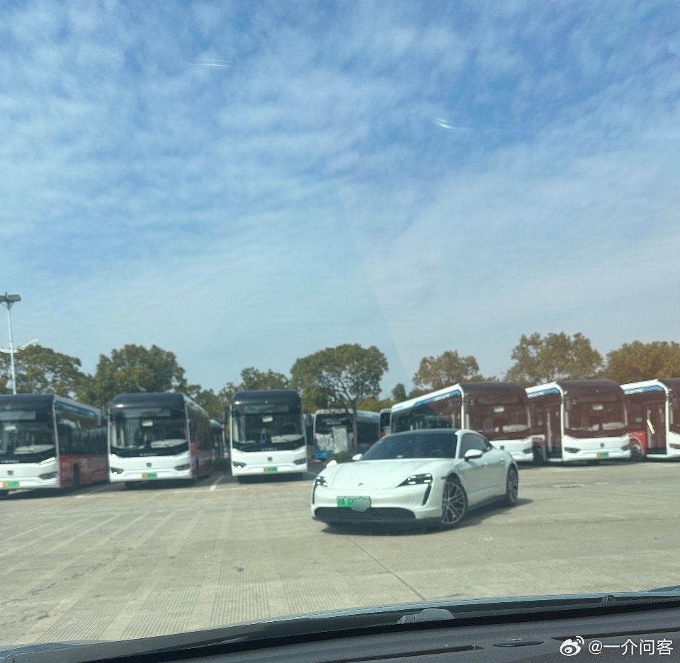 这是新一代小米SU7哪一款？感觉比老款好看太多了小米新能源汽车小米新一代SU7实