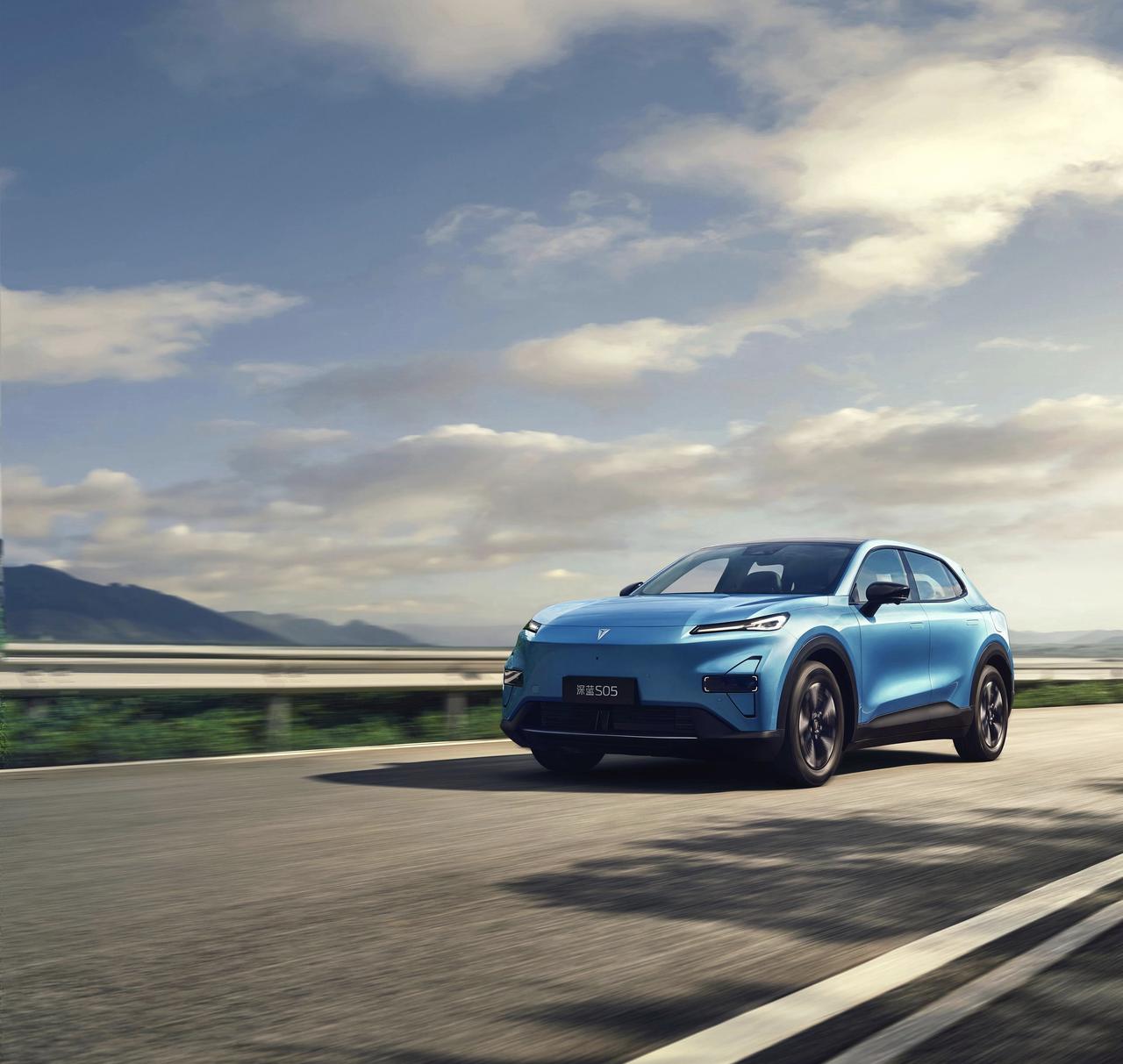 弟弟偷抵哥哥32万新车，
表弟私自将家里价值32万元的新车抵押，
贷款14万元，