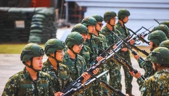 我见过军购延期，也见过演习撞车，可卖马桶的公司接炸药订单、几千名官兵赔钱退伍、军