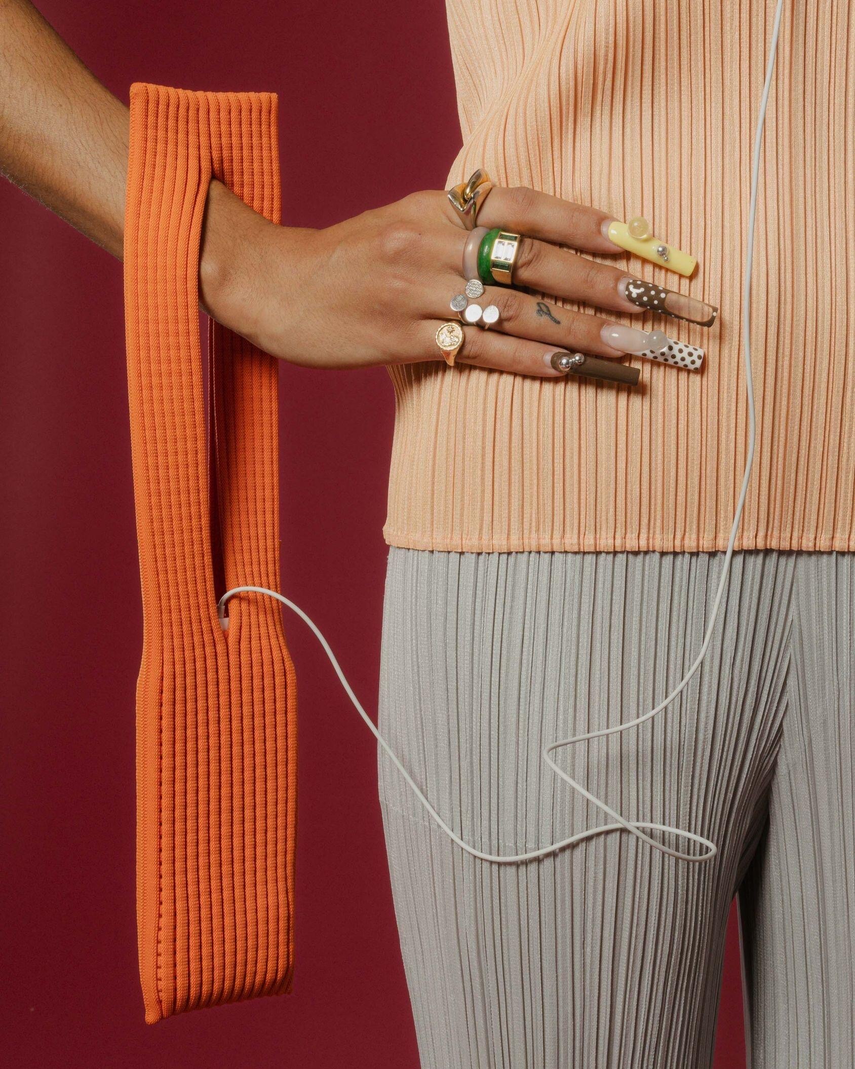 Apple与Issey Miyake联合推出全新合作款iPhone Pocket