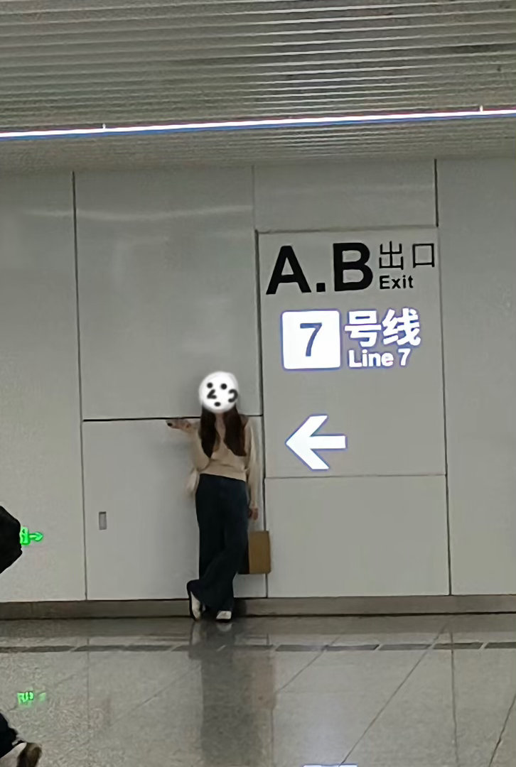 一种很显眼的碰面方式再也不用担心找不到人了校园共创计划你好春天校园v计划