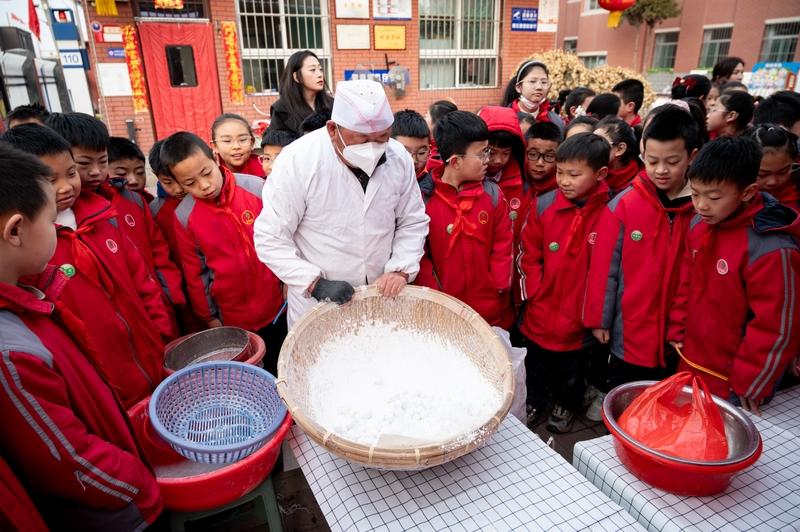 3月2日，全国多地中小学迎来开学日。各校那迎接学生的方式真是五花八门。在广州，科