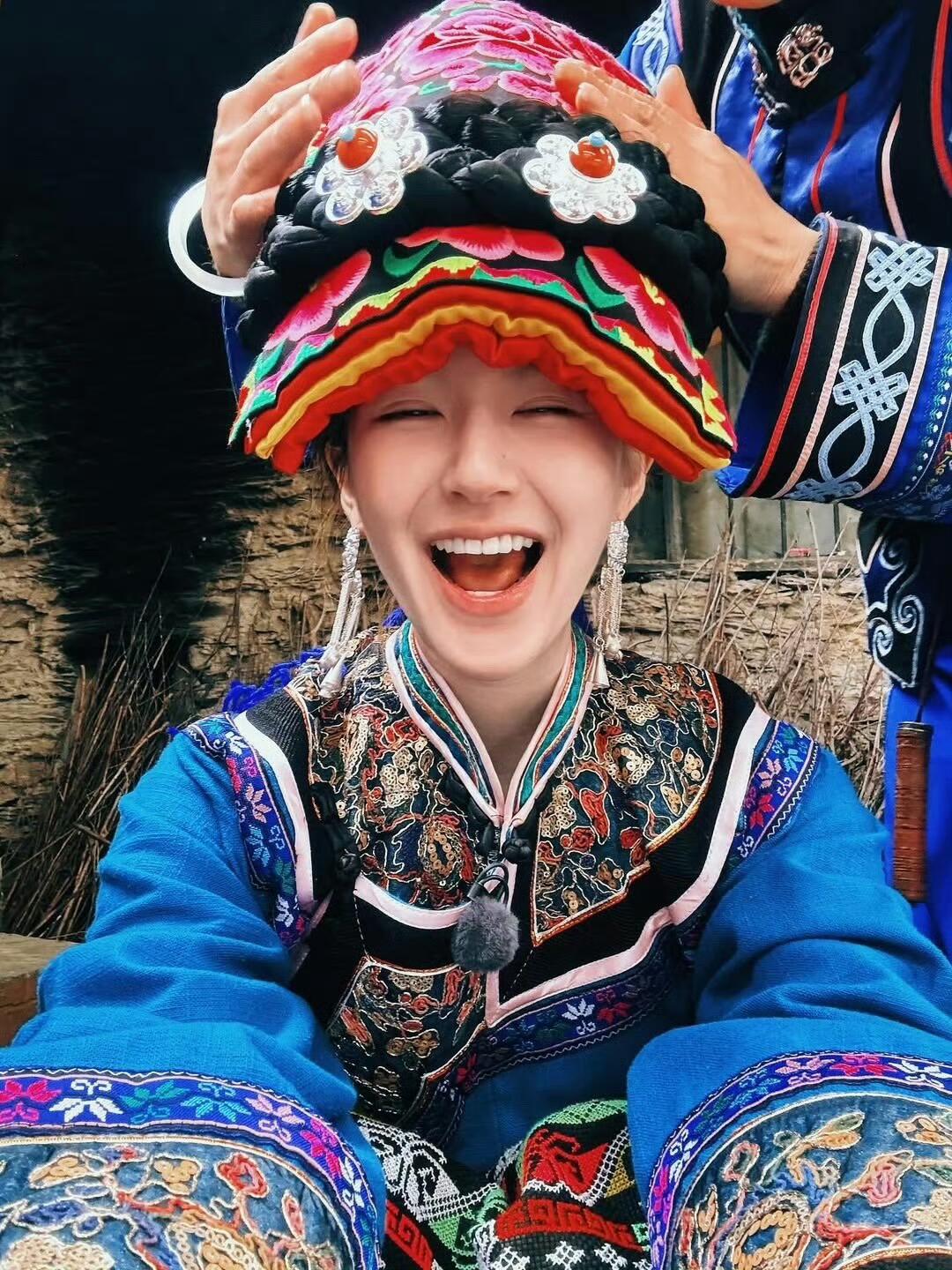 名族服露儿太明媚了！