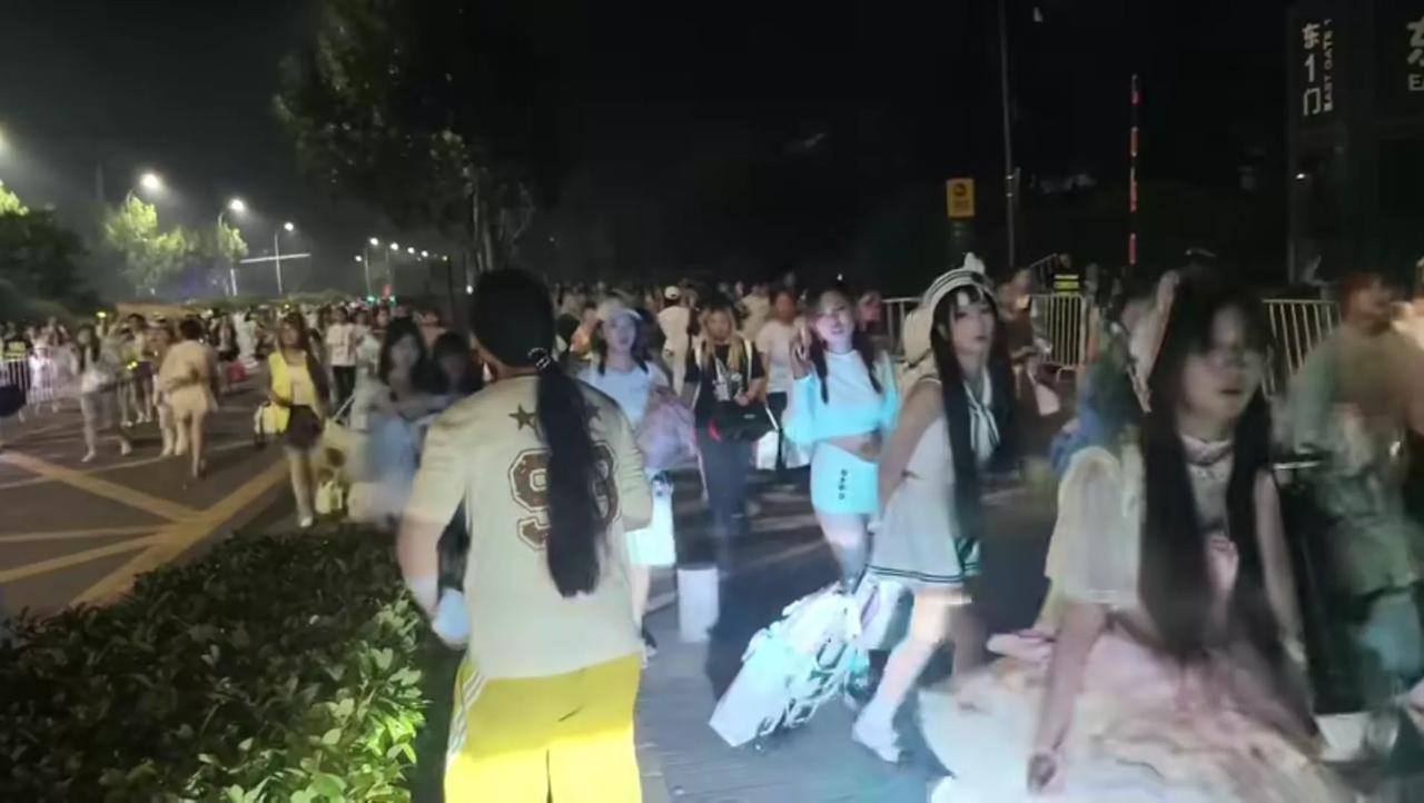 青岛TF演唱会结束，路上全是女孩子，很难看见一个男孩子，我就是住在演唱会旁边。我