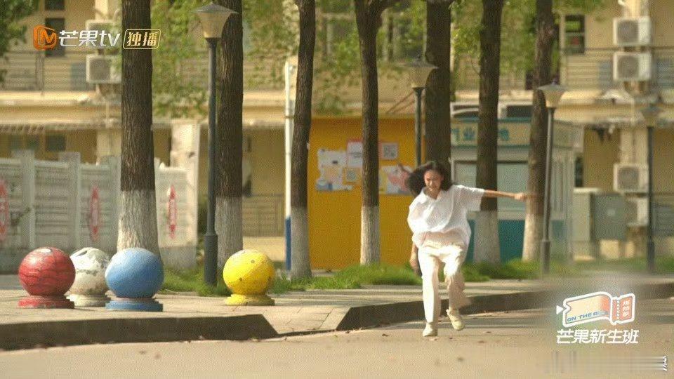 #周益如 烫脚哭戏#呜呜呜看得出来周益如真的很敬业的一个人啊！在这么晒的地方演哭