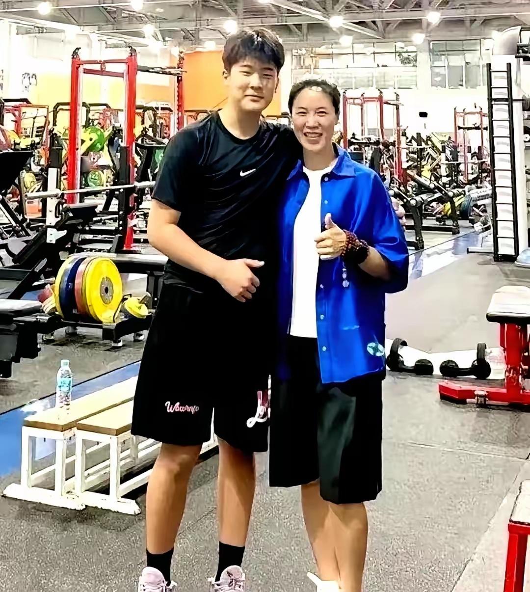 乖乖隆地咚啊！前两年看王楠儿子郭麒是个小不点，今天在照片上看到倒像个篮球运动员啦