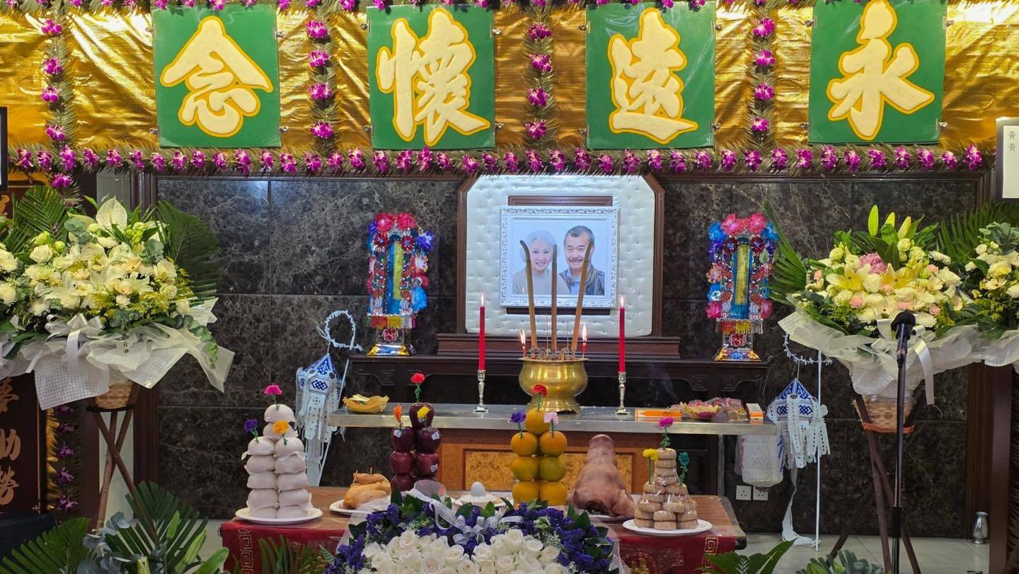 唐佳雪妮丧礼，刘青云郭蔼明，萧正楠黄翠如，他们送花牌，名字搞错了，雪妮的名字打成