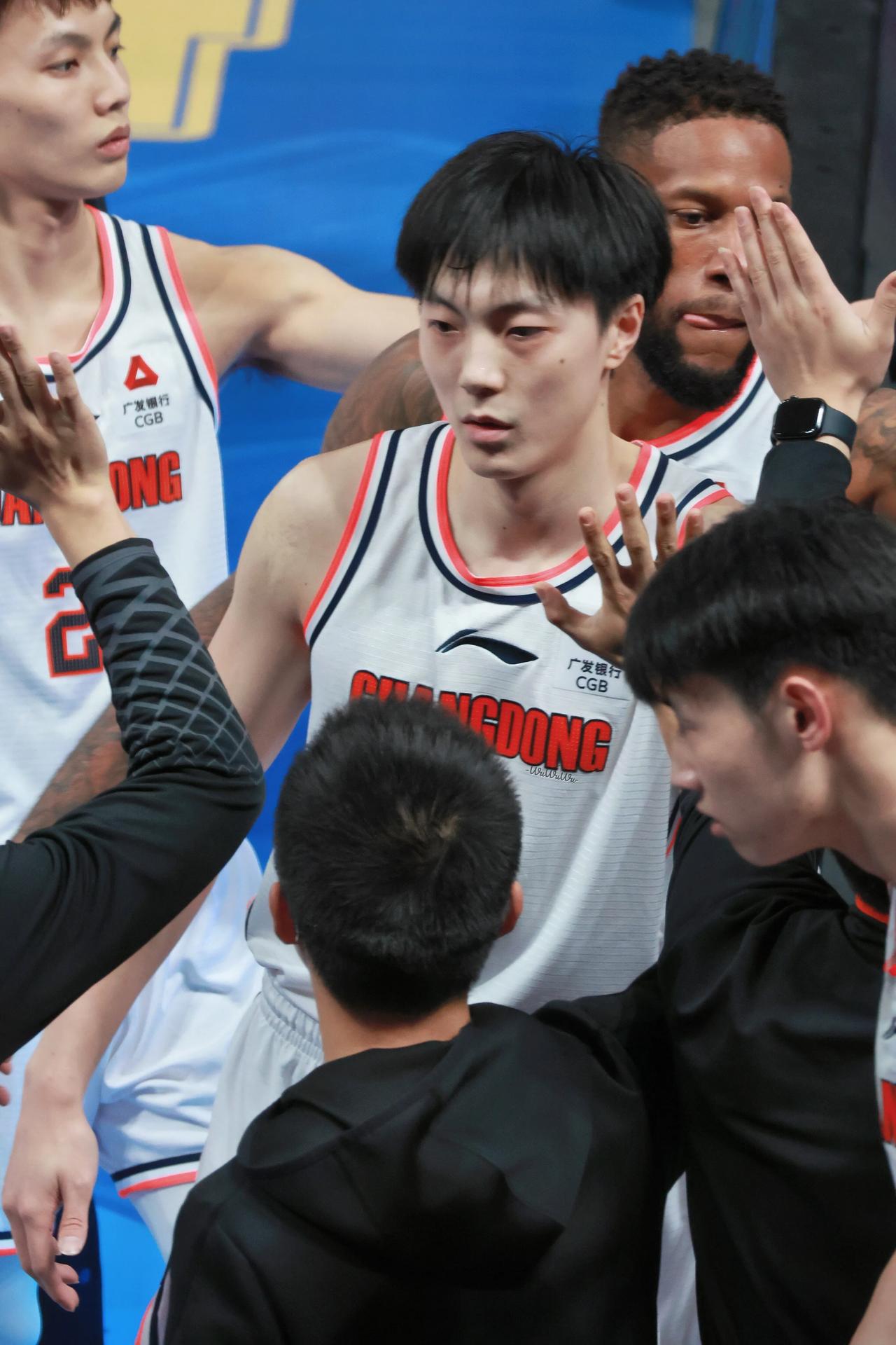 广东宏远男篮战胜浙江广厦男篮获得10连胜，球队的这两点变化是显而易见的

1、连