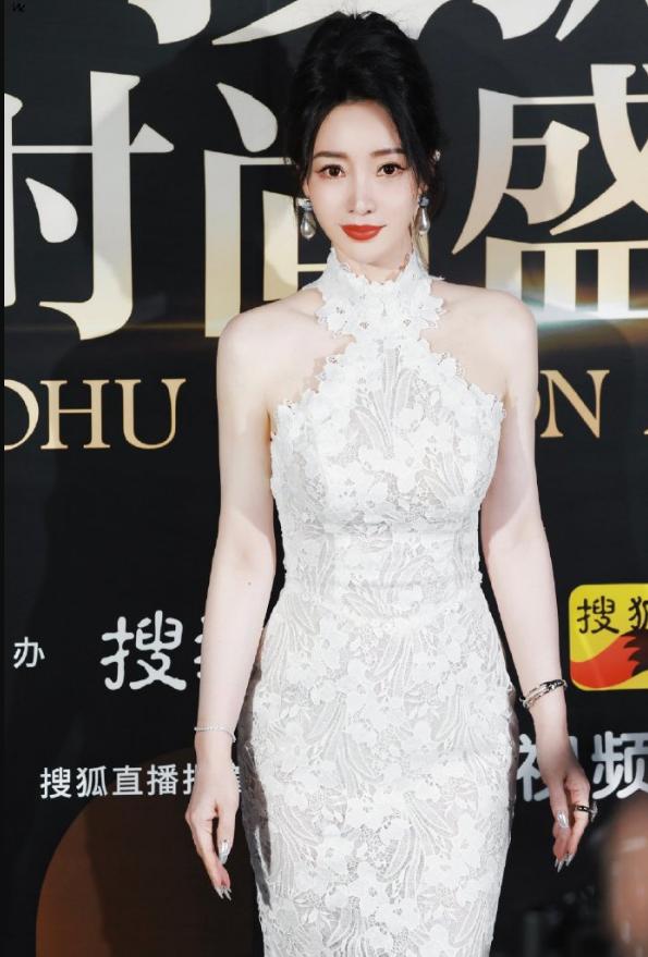 柳岩在观众心目中，那是当之无愧的“红毯女王”！
2024年搜狐盛典红毯上众多女明