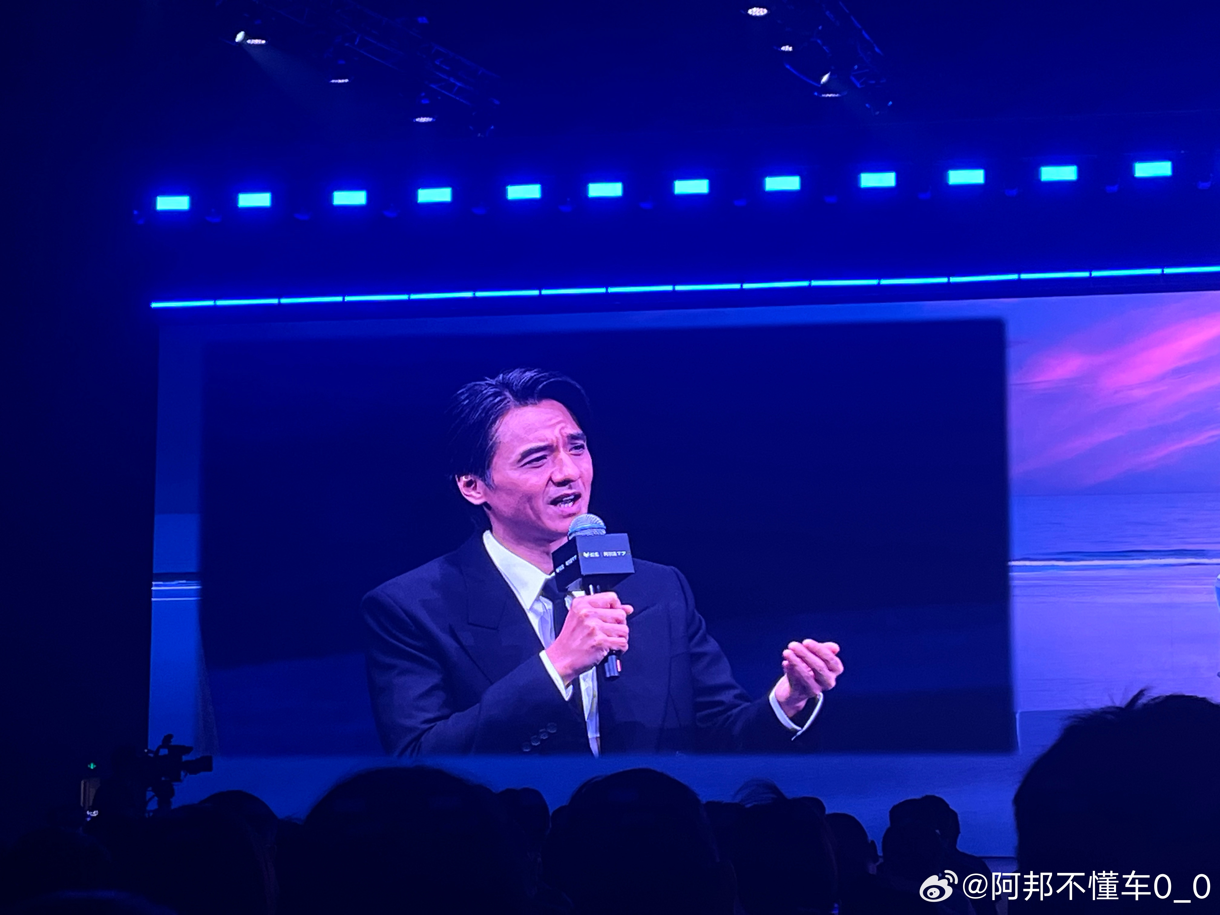 极狐阿尔法T7正式价格，13.28万起！田曦薇、冯德伦现场直击，小田这活力是真充
