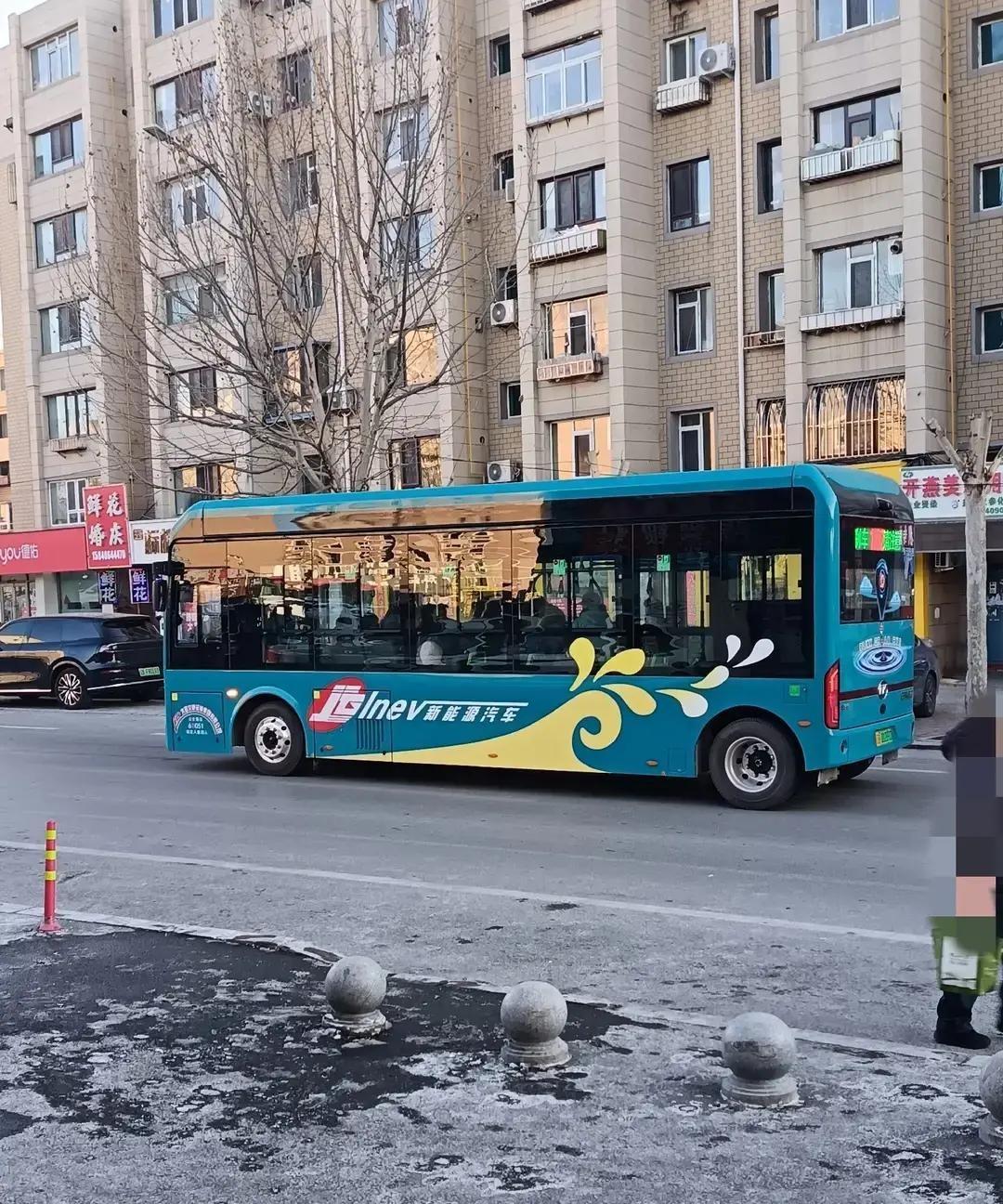 大连1102路突然把大车换成小巴，还把间隔拉到二十分钟。
我昨天七点十五在周水子