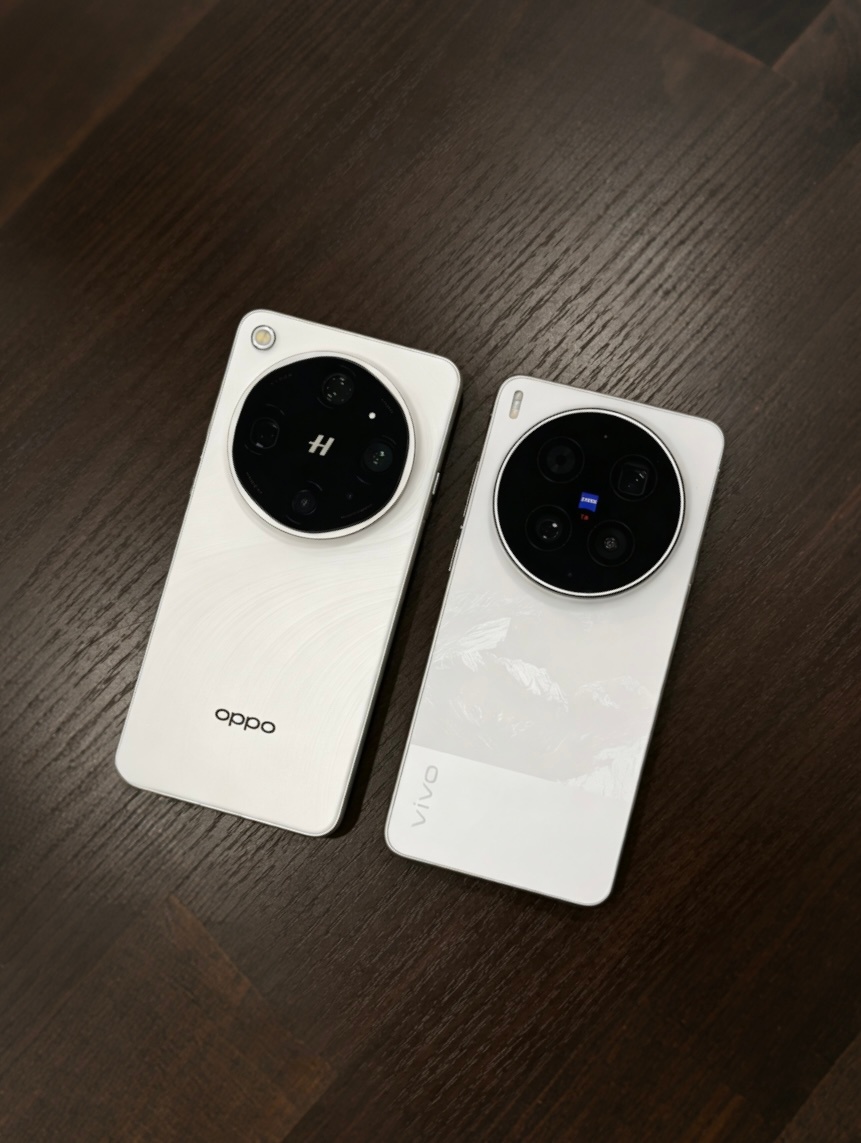 又简单对比了OPPO Find X9 Ultra和vivo X300 Ultra