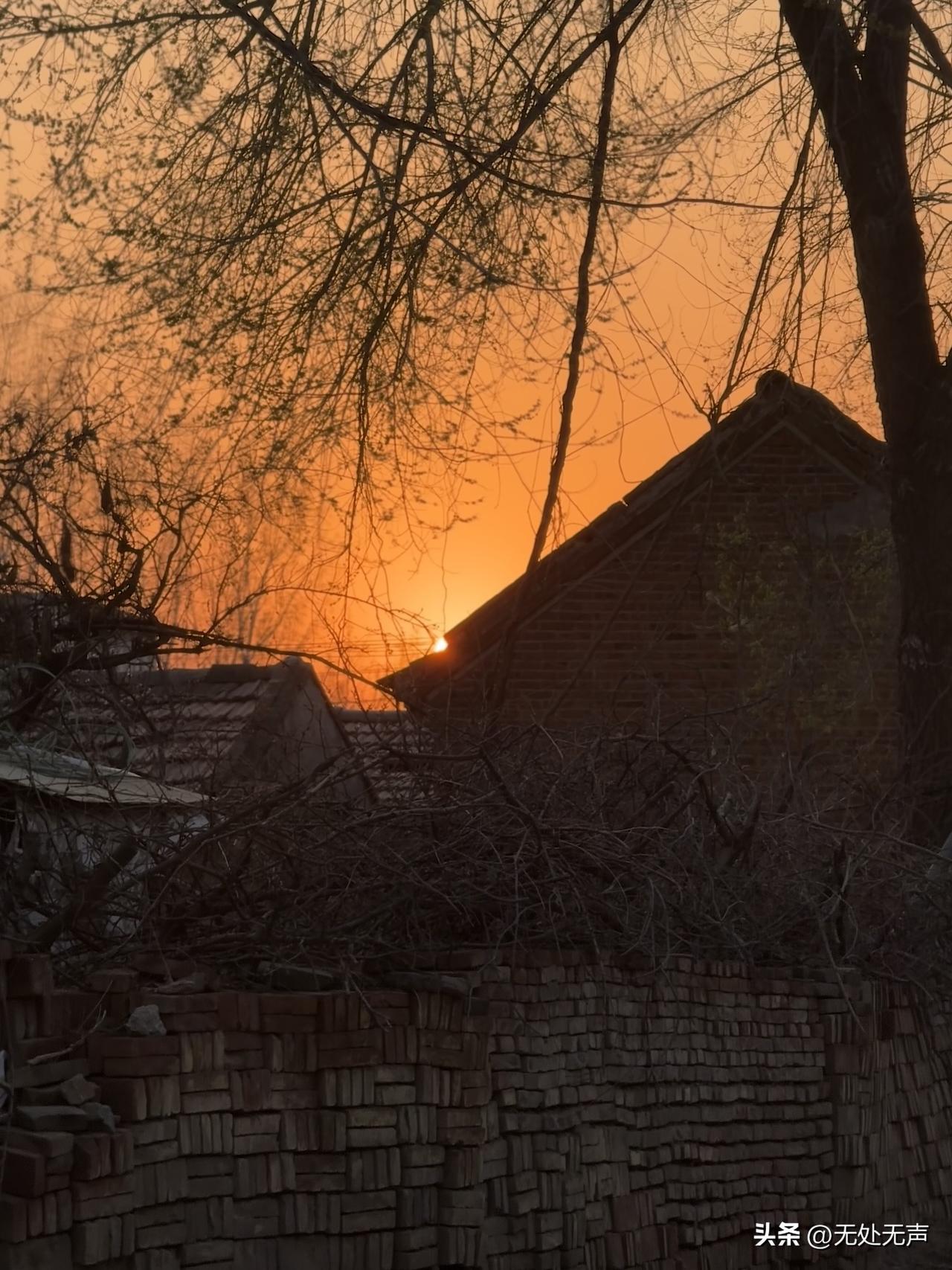 我慢慢发现一个道理：
喜欢你的人不需要你解释，不喜欢你的人不信你的解释。你说自己