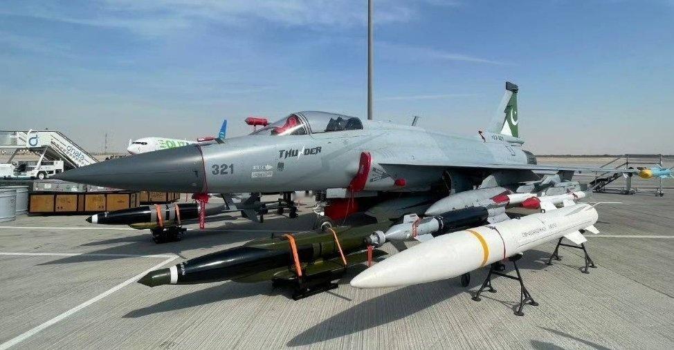 [笑]与LCA在2025年迪拜航展上同场展出的还有巴基斯坦空军JF-17C“枭龙