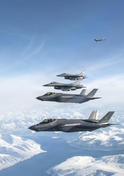 美国空军在数小时内出现大规模调动，6架预警机被部署到欧洲、40架军机部署在伊朗周