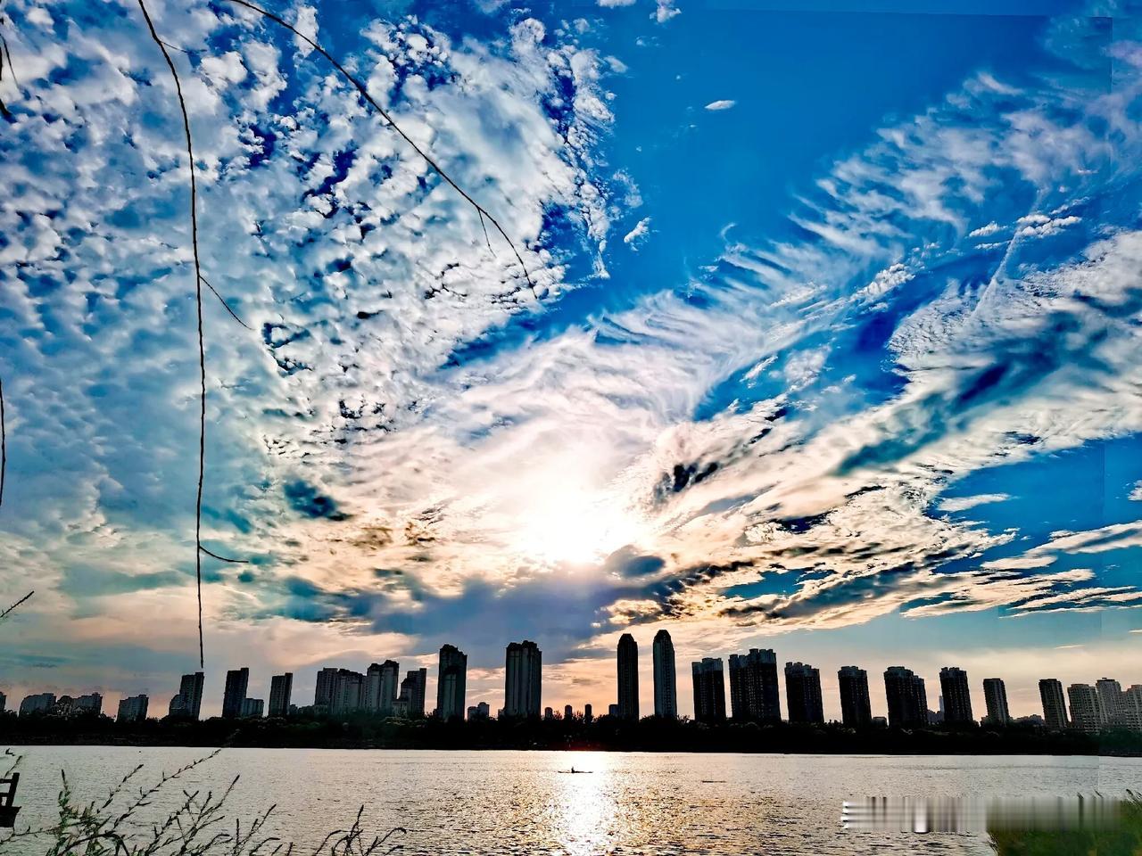 一一夕阳余晖染天空

一一水天相连映霞彩

一一【原创摄影】

一一拍摄于天津水