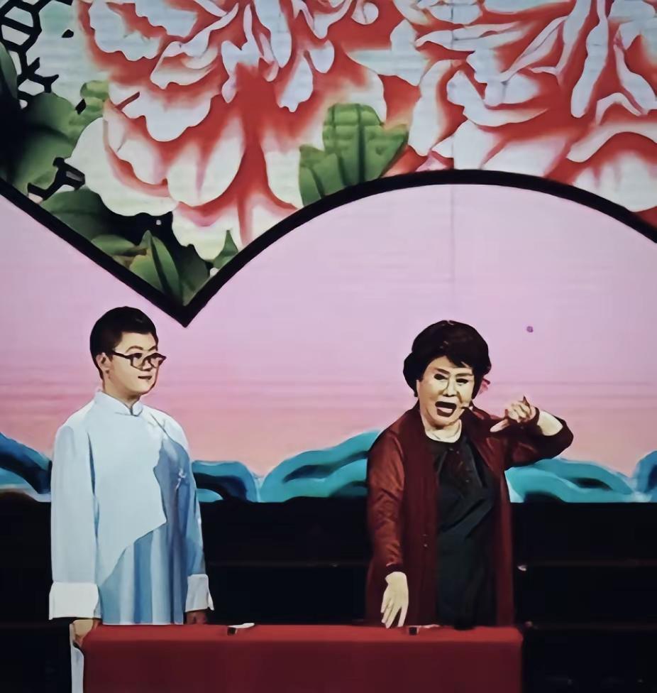 已经八十一，
还在教徒弟。
曾经年少时，
爱听她评书。