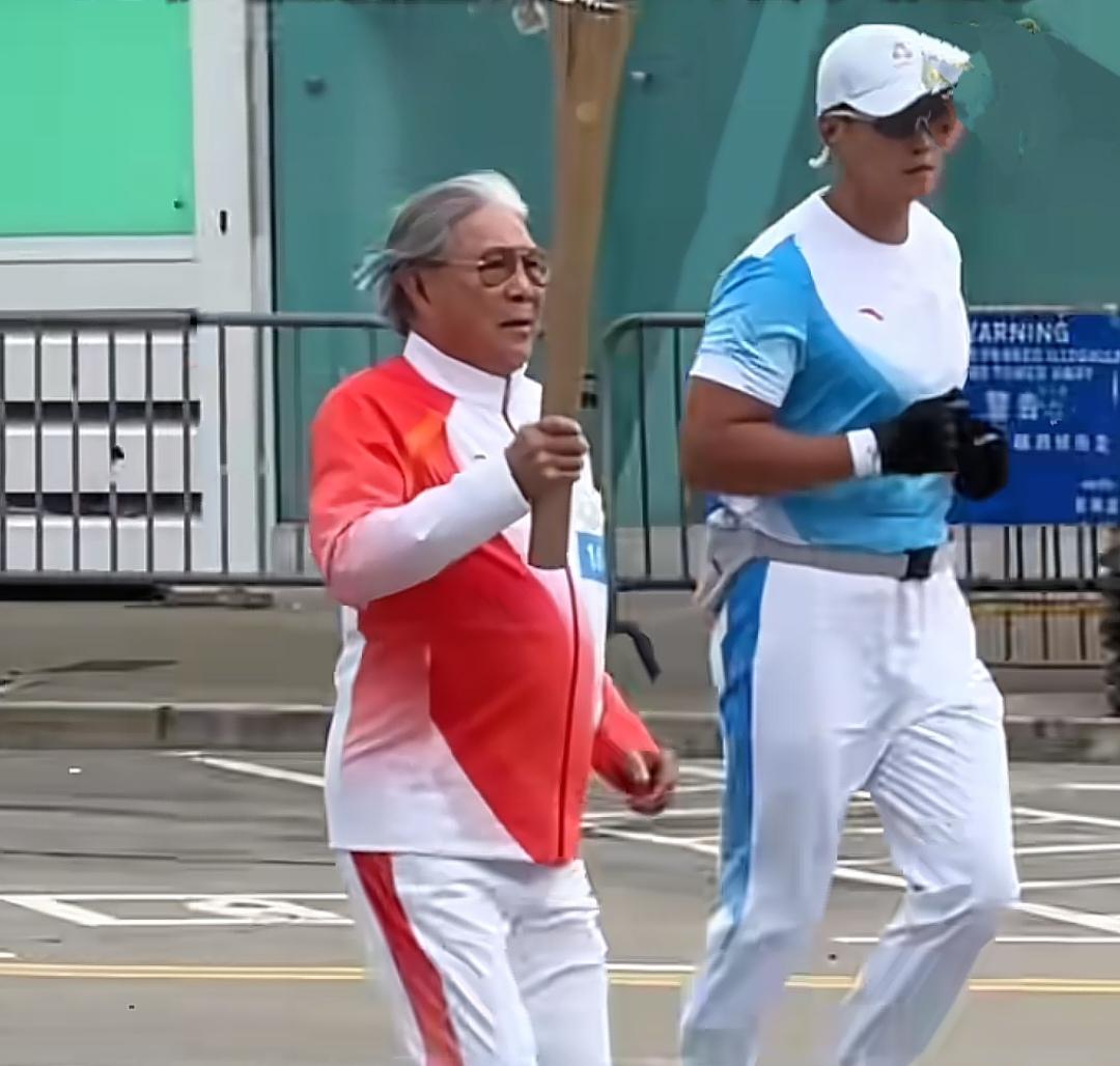 全运会很快来临了，火炬传递也正在大湾区举行。
    在香港的火炬传递过程中，有
