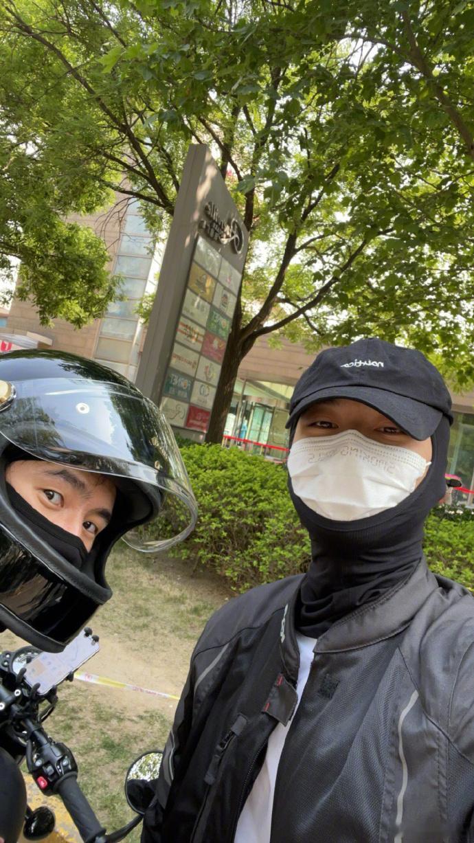 今昔何夕，刘昊然董子健互发合照，照片定格了两人并肩的身影，默契十足。他们的合作作