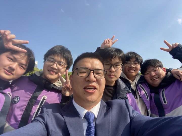 晒毕业照直接火上首页，课上教书育人，课下插花养鱼，橙友@大莫希望在橙友圈遇到更多有趣的人 | 橙友亮