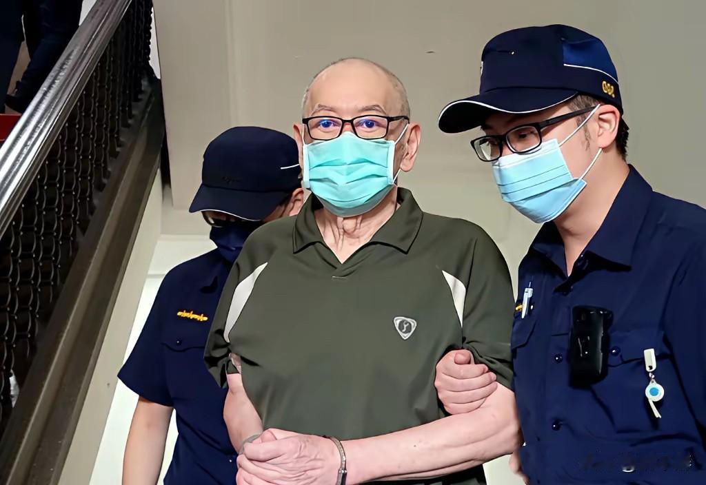 高安囯夫妻判刑了！
台湾退役中将高安国因坚持两岸统一立场，被台当局以涉嫌违反所谓