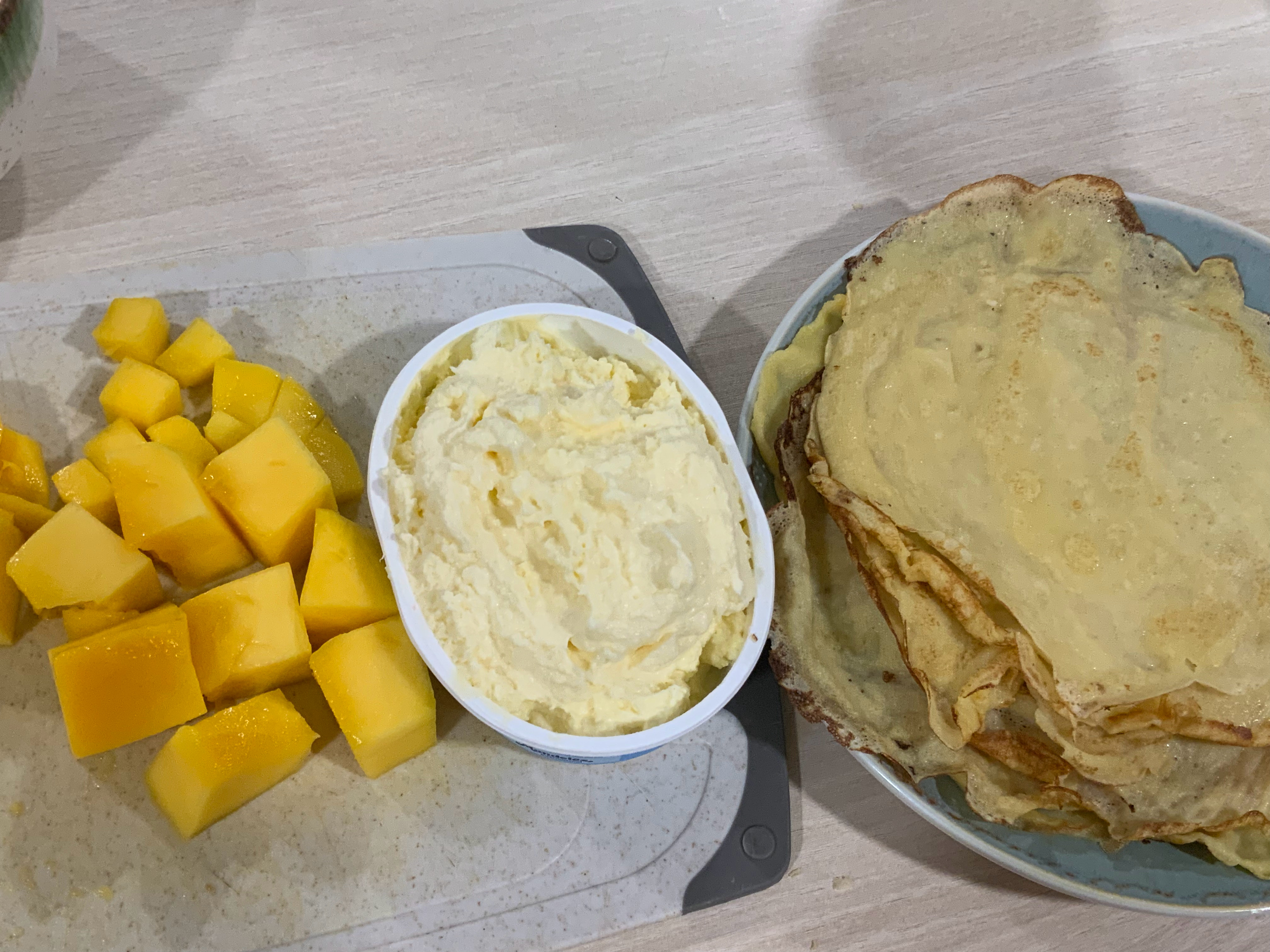 天啊翻相册去年今日我在DIY芒果班戟还有千层刚才路过蜜雪冰城随手买的圣代也是芒果