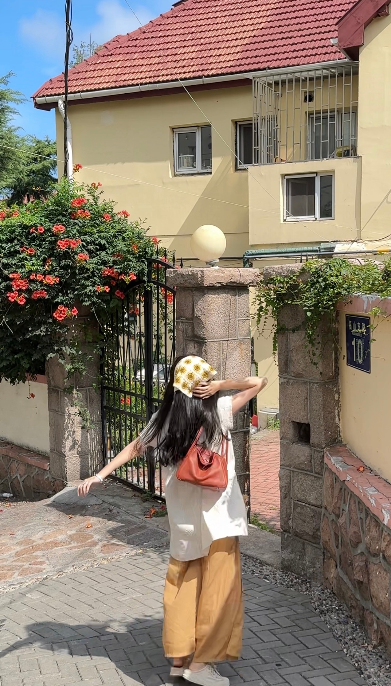 在青岛这么浪漫的城市里，看过红砖看过绿树看过碧海看过蓝天。我心里所有浪漫，都和夏