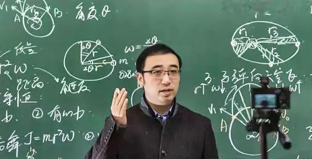2009年，清华北大双料学霸李永乐，毕业后两次面试被名企拒绝，转身到北京人大附中
