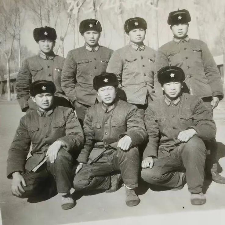 想想我当兵的时候，艰苦莫过于新兵连了。新兵连，是从老百姓到军人的过渡阶段。三个月