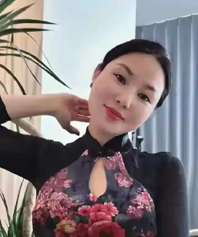 我真的被前妻一家逼到快喘不过气了。

这段时间，我常常一个人坐在车里发呆，耳机里