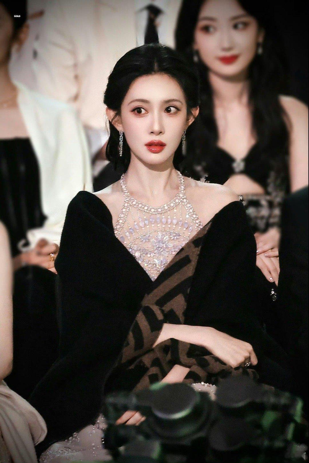 孟子义摔了这一摔 热搜爆了 好事儿 说明继续火下去 