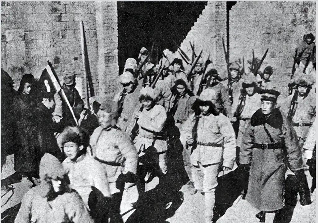 1944年，八路军进村歇脚，周大娘倒水时瞥见对方一颗金牙，顿时警觉：八路军哪会镶