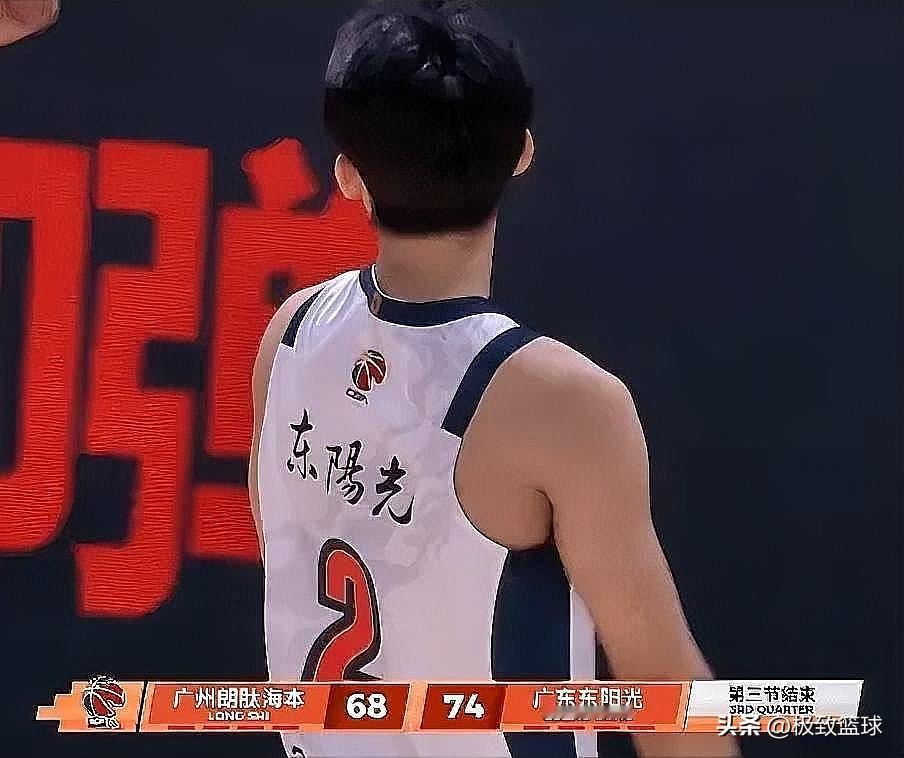广东神射手徐杰手太硬了！在今晚广东对阵广州的第三节比赛中，徐杰底角空位三分投进拿
