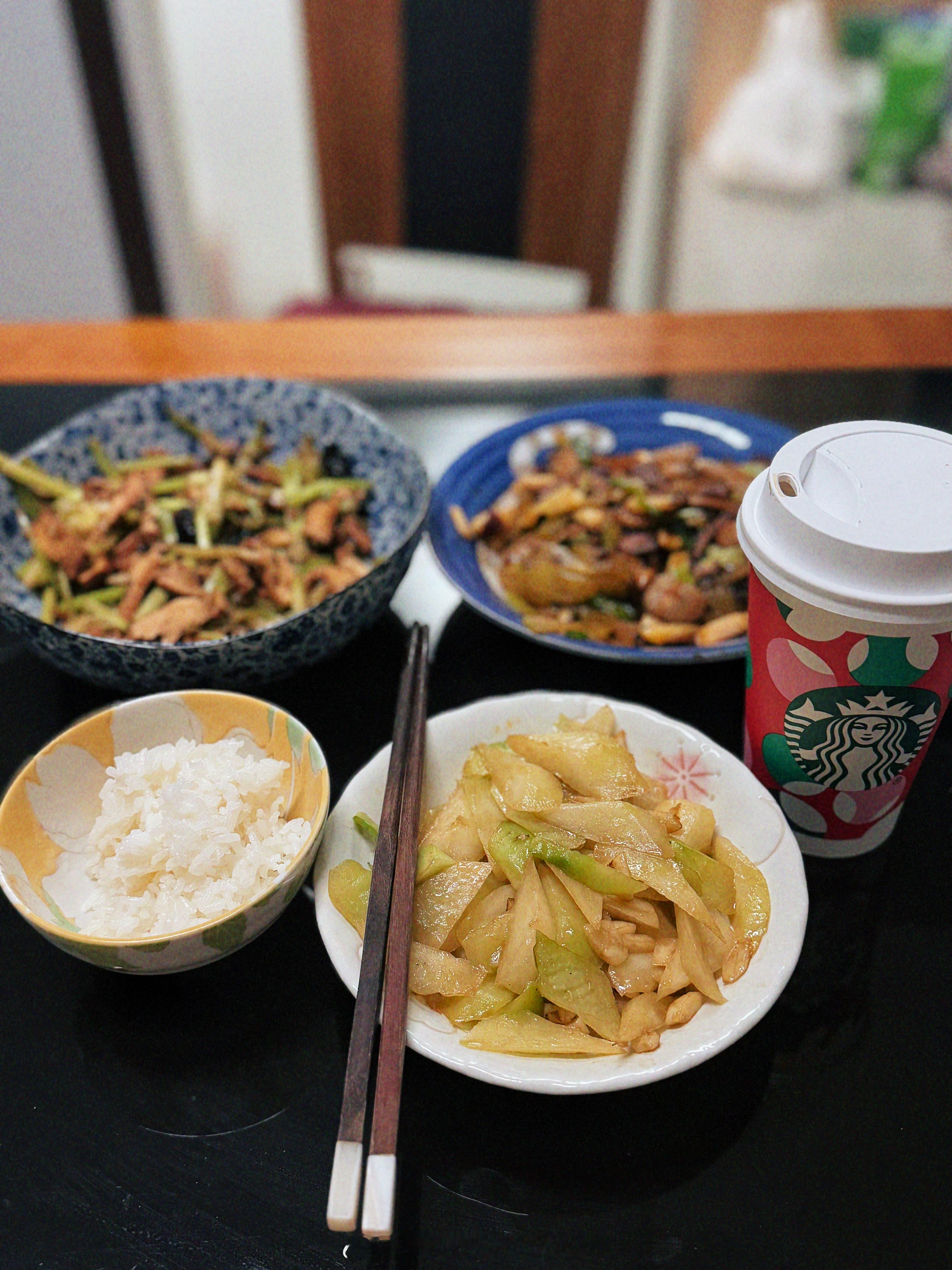 一人食，过节的仪式感；知道为啥不爱出去吃饭了，因为自己做饭太香了。 