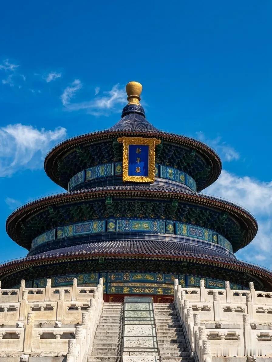 入秋后的北京蓝总伴着不闷不燥的小风，走在胡同里、公园中，抬头撞见这片清透的蓝，连