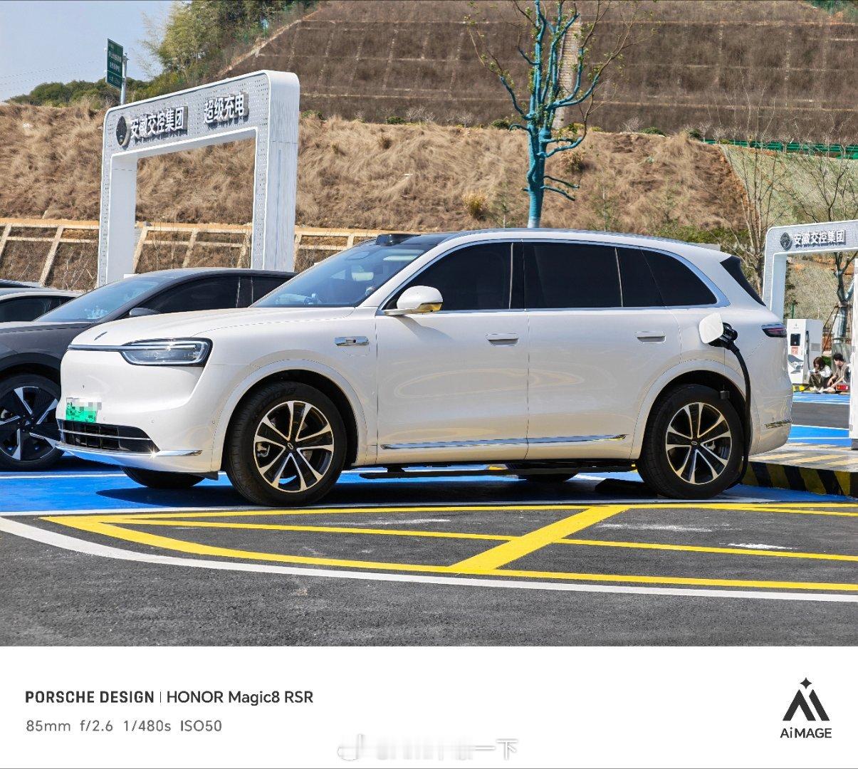 买车选白色确实不显脏，之前我的黑色问界新M5一点点脏都很明显，但白色银色不会，问